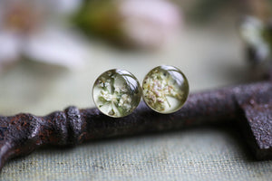 Tiny stud earrings with real flowers